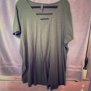 Sz 4 Torrid tee v-neck detail